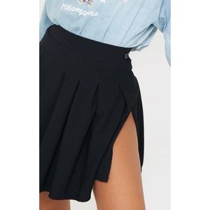 Slit pleated skirt